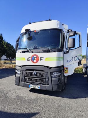 deux camions garés l'un à côté de l'autre dans un parking