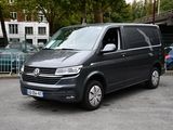 une camionnette noire garée dans un parking