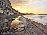 une photo d'une photo d'un coucher de soleil sur la plage