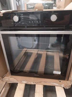 un four posé dans un carton, sur une palette en bois
