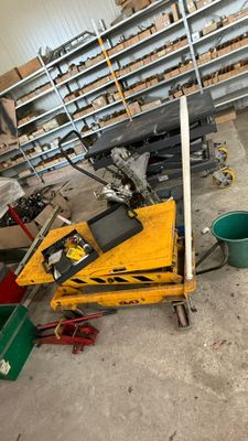une pile d'objets hétéroclites posés sur le sol