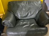 un fauteuil en cuir vert dans une pièce aux murs jaunes