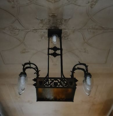 Suspension en bronze rectangulaire à décor ajouré, à quatre …