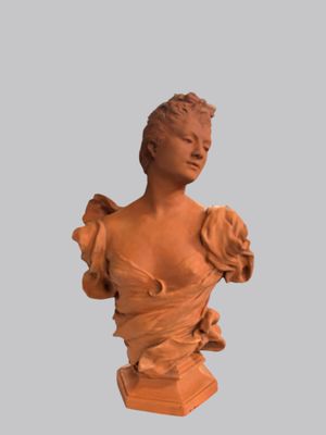 une sculpture en argile représentant une femme vêtue d'une robe