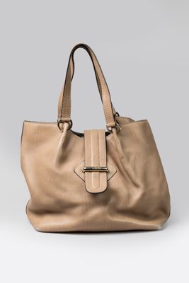 une image représentant un sac à main en cuir beige sur fond blanc