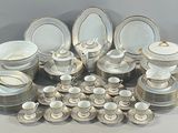 beaucoup d'assiettes, de tasses et de soucoupes sur la table
