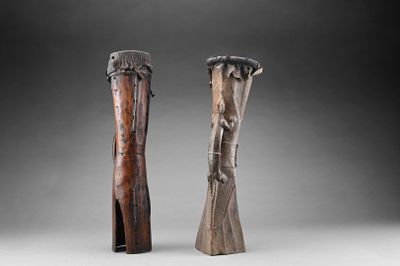une paire de poteaux en bois sculptés