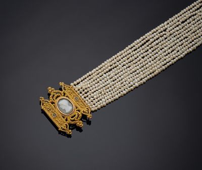 un collier de perles de culture et de diamants, signé Cartier