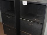 deux commodes noires placées l'une à côté de l'autre dans une pièce