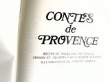 un livre ouvert sur lequel figure une image en noir et blanc