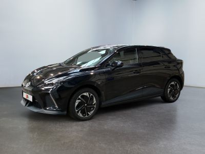 un SUV Toyota C-HR noir garé dans un showroom