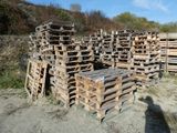 un tas de palettes en bois posées par terre