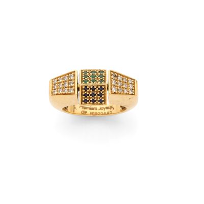 une bague en or jaune sertie de diamants noirs et blancs
