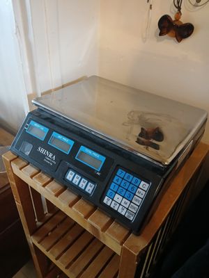 une image représentant une balance posée sur un socle en bois