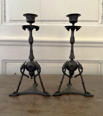 deux bougies posées sur une table