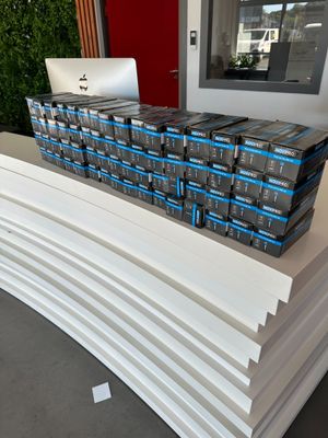 une pile de livres posée sur une table devant un ordinateur portable