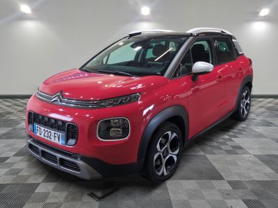 la citrole rouge est garee sur un sol en damier