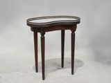 une petite table posée sur une surface blanche, avec un plateau dessus