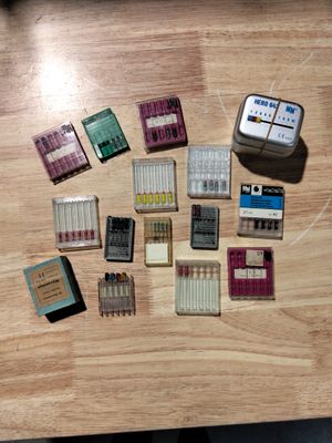 de nombreux appareils électroniques de toutes sortes posés sur une table