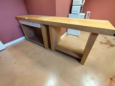 une photo d'un bureau dans une pièce en cours de rénovation