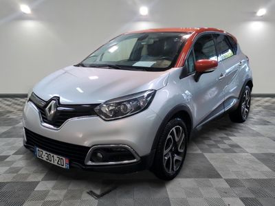 l'avant d'une voiture argentée et rouge sur un sol à damier