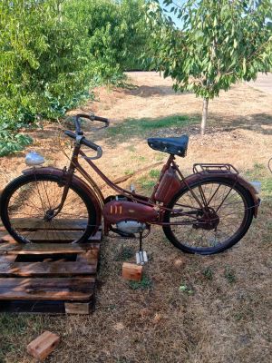 un vélo garé à côté d'une palette en bois