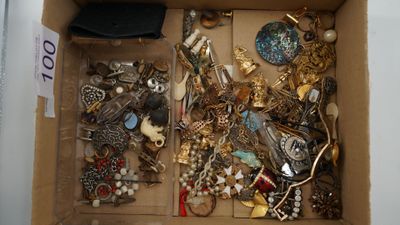 une boîte remplie de bijoux assortis sur une table
