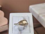 une bague qui se trouve dans une boîte sur une table