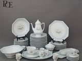 beaucoup de vaisselle et de tasses blanches sur la table