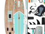 une image représentant une planche de surf accompagnée d'accessoires, notamment une pagaie, une planche de stand-up paddle et d'autres articles