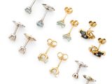 un lot de cinq paires de boucles d'oreilles en or et topaze bleue