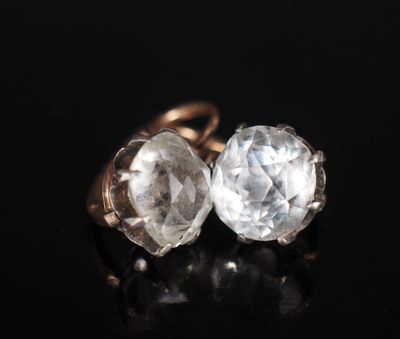 un gros plan sur une paire de boucles d'oreilles en diamant posées sur une surface noire