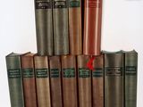 plusieurs vieux livres sont empilés sur une table
