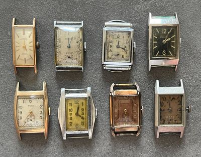 de nombreux modèles de montres exposés sur la table