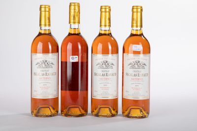 trois bouteilles de vin posées l'une à côté de l'autre sur une table