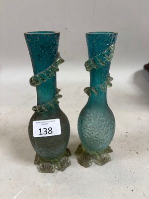 deux vases verts posés sur une table, avec une étiquette de prix dessus
