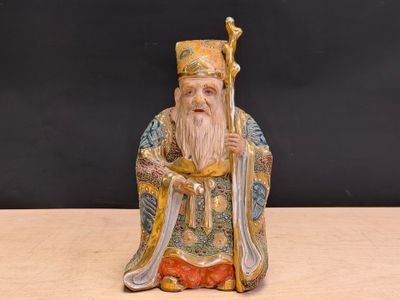 une image représentant une figurine d'un homme à la longue barbe