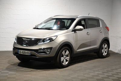 Le SUV argenté est garé dans une grande pièce au sol carrelé en damier.