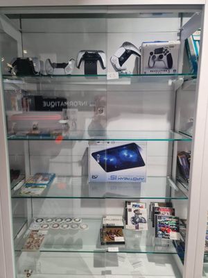 une vitrine en verre contenant de nombreux objets