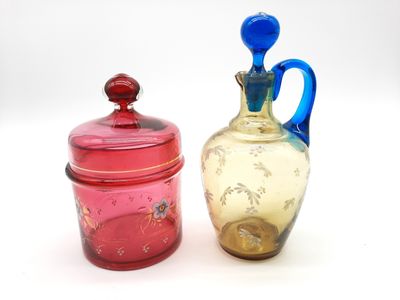 deux vases placés l'un à côté de l'autre sur une surface blanche
