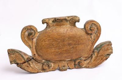 un petit vase en bois orné d'un motif de feuilles