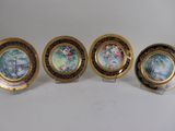 quatre assiettes ornées de motifs floraux, posées sur une surface blanche