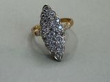 une image d'une bague en diamant sur une surface blanche
