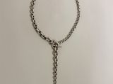 un gros plan d'un collier muni d'une chaîne