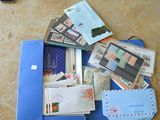 une valise remplie de courrier et d'autres objets, posée par terre