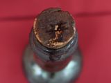 un gros plan d'une bouteille de vin avec un bouchon à l'intérieur
