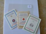 trois cartes sont posées sur un tableau blanc
