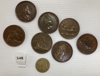 six types de pièces différents posés sur une table, accompagnés d'une étiquette de prix