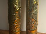 deux vases posés sur une table en bois