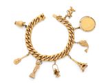 un bracelet en or orné de breloques